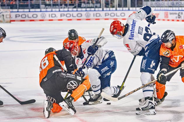 Sebastian Uvira 93 Schwenninger Wild Wings vs. Tyler Gaudet 58 Grizzlys Wolfsburg GER, Grizzlys Wolfsburg vs. Schwenninger Wild Wings, Ice Hockey, Penny DEL, Week 3, 2026–27 Season, September 25, 2026 GER, Grizzlys Wolfsburg vs. Schwenninger Wild Wings, Ice Hockey, Penny DEL, Week 3, 2026–27 Season, September 25, 2026 Wolfsburg Copyright: xEibner-Pressefoto DanielxREINELTx EP_DRT