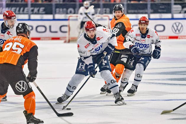 Thomas Schemitsch 62 Schwenninger Wild Wings vs. Fabio Pfohl 95 Grizzlys Wolfsburg and Tyler Gaudet 58 Grizzlys Wolfsburg GER, Grizzlys Wolfsburg vs. Schwenninger Wild Wings, ice hockey, Penny DEL, Week 3, 2026–27 season, September 25, 2026 GER, Grizzlys Wolfsburg vs. Schwenninger Wild Wings, ice hockey, Penny DEL, Week 3, 2026–27 season, September 25, 2026 Wolfsburg Copyright: xEibner-Pressefoto DanielxREINELTx EP_DRT