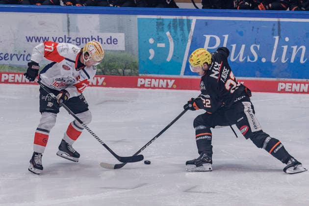 Penny DEL Löwen Frankfurt vs. Nürnberg Ice Tigers, September 25, 2026 Chris Jandric (Nürnberg Ice Tigers, 77) and Timo Kose (Löwen Frankfurt, 22) battling for the puck, Löwen Frankfurt vs. Nürnberg Ice Tigers, Frankfurt, NIX Ice Arena, September 25, 2026 Copyright: xBEAUTIFULxSPORTS Gawlikx