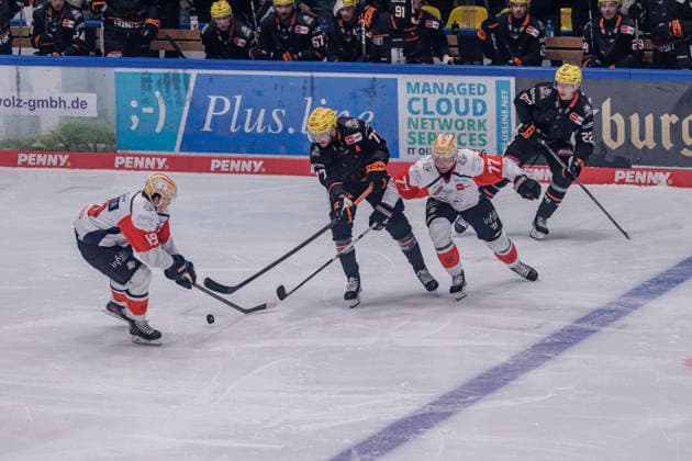 Penny DEL Löwen Frankfurt vs. Nürnberg Ice Tigers, September 25, 2026: Austin Magera (Nürnberg Ice Tigers, 19), Daniel Pfaffengut (Löwen Frankfurt, 77), and Chris Jandric (Nürnberg Ice Tigers, 77) battle for the puck, Löwen Frankfurt vs. Nuremberg Ice Tigers, Frankfurt, NIX Ice Arena, September 25, 2026 Copyright: xBEAUTIFULxSPORTS Gawlikx