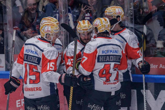 Penny DEL Löwen Frankfurt vs. Nürnberg Ice Tigers, September 25, 2026: Greg Meireles of the Nuremberg Ice Tigers (No. 43) scored the goal to make it 0–1 and celebrates with Nikolaus Heigl (No. 15) and Owen Headrick (No. 47) of the Nuremberg Ice Tigers; Löwen Frankfurt vs. Nuremberg Ice Tigers, Frankfurt, NIX Ice Arena, September 25, 2026 Copyright: xBEAUTIFULxSPORTS Gawlikx