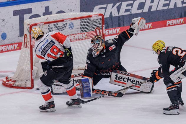 Penny DEL Löwen Frankfurt vs. Nuremberg Ice Tigers, September 25, 2026: Austin Magera (Nuremberg Ice Tigers, 19) pushes the puck past Cody Brenner (Löwen Frankfurt, 51) into the net for a 0-2 lead, Löwen Frankfurt vs. Nuremberg Ice Tigers, Frankfurt, NIX Ice Arena, September 25, 2026 Copyright: xBEAUTIFULxSPORTS Gawlikx