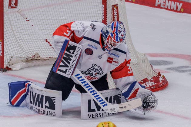 Penny DEL Löwen Frankfurt vs. Nürnberg Ice Tigers, September 25, 2026 Niklas Treutle of the Nürnberg Ice Tigers (No. 31) catches the puck with his glove, Löwen Frankfurt vs. Nürnberg Ice Tigers, Frankfurt, NIX Ice Arena, September 25, 2026 Copyright: xBEAUTIFULxSPORTS Gawlikx