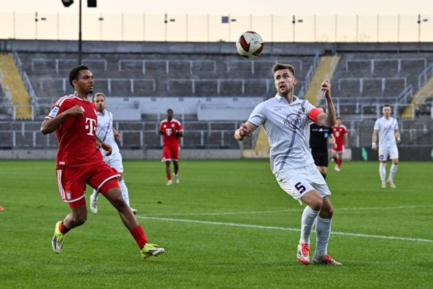 Bavarian Regional League: FC Bayern Munich II vs. TSV Schwaben Augsburg, September 25, 2026, MUNICH, GERMANY September 25: Vincent MANUBA of FC Bayern Munich II and Dennis RUISINGER of TSV Schwaben Augsburg face off during the Bavarian Regional League match between FC Bayern’s amateur team and TSV Schwaben Augsburg on Matchday 11 at Grünwalder Stadium Copyright: xBEAUTIFULxSPORTS Goldbergx