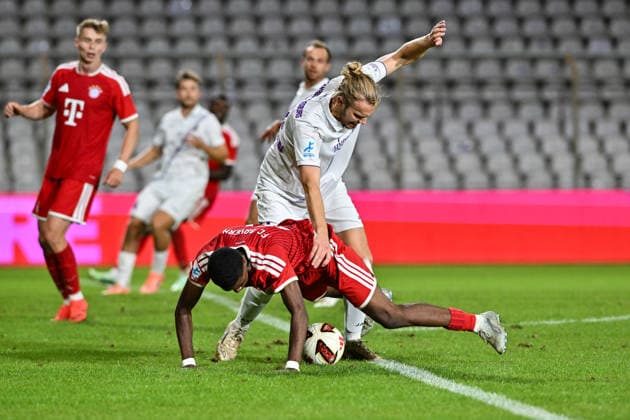 Bavarian Regional League: FC Bayern Munich II vs. TSV Schwaben Augsburg, September 25, 2026, MUNICH, GERMANY September 25: Allen Junior LAMBE of FC Bayern Munich II (No. 8) and Rasmus FACKLER STAMM of TSV Schwaben Augsburg (No. 11) face off during the Bavarian Regional League match between the FC Bayern amateurs and TSV Schwaben Augsburg on Matchday 11 at the Grünwalder Stadium Copyright: xBEAUTIFULxSPORTS Goldbergx