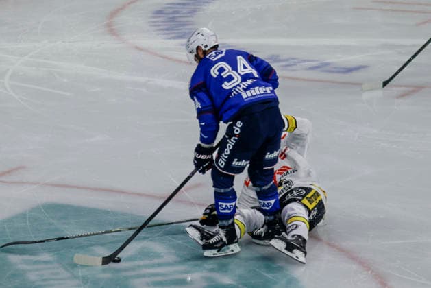 September 25, 2026, xhettx, Ice Hockey Penny DEL, Adler Mannheim vs. Krefeld Pinguine; from left: Tom Kühnhackl, Adler Mannheim, 34, is being tackled