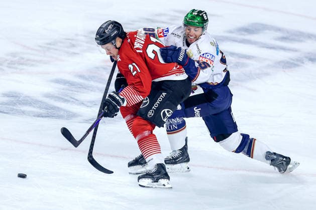 September 25, 2026, Ice Hockey, DEL, Kölner Haie vs. Eisbären Berlin, Matchday 3, 2026–27 Season, Lanxess Arena, Cologne; Juhani Tyrväinen (Kölner Haie, 21) in a duel against Frederik Tiffels (Eisbären Berlin, 95); North Rhine-Westphalia, Germany