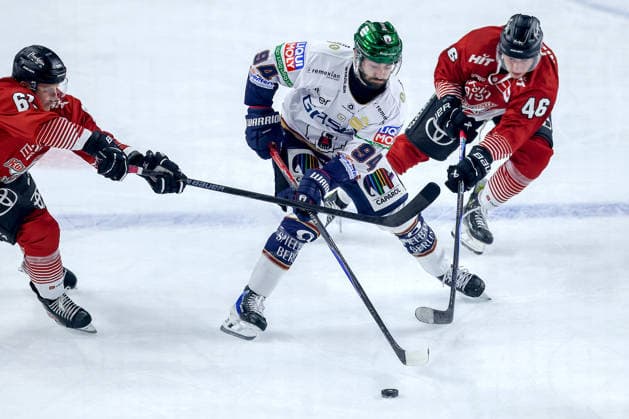 September 25, 2026, Ice Hockey, DEL, Kölner Haie vs. Eisbären Berlin, Matchday 3, 2026–27 Season, Lanxess Arena, Cologne: Liam Kirk (Eisbären Berlin, 94) battles Kevin Niedenz (Kölner Haie, 46) and Markus Ljungh (Kölner Haie, 61) in North Rhine-Westphalia, Germany