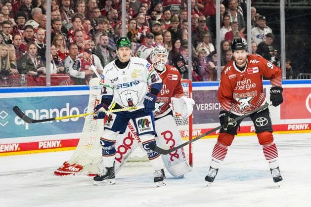 Ice Hockey: Penny DEL, Matchday 3—Cologne Sharks vs. Berlin Eisbären on September 25, 2026, at the Lanxess Arena in Cologne. Manuel Wiederer (Berlin), left: Janne Juvonen (Cologne), center: Robin Press (Cologne), right: In accordance with the regulations of the DEL (German Ice Hockey League), the publication and further use of the images in electronic media and on devices of any kind during the ongoing game is not permitted xDMx
