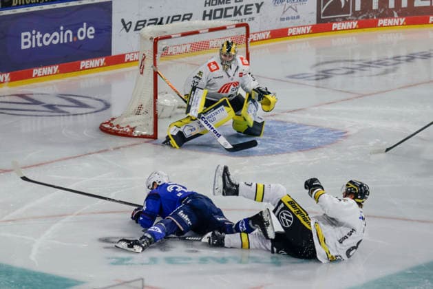September 25, 2026, xhettx, Ice Hockey Penny DEL, Adler Mannheim vs. Krefeld Pinguine; from left: Tom Kühnhackl (Adler Mannheim, 34) is tackled by Maxwell Gildon (Krefeld Pinguine, 8)