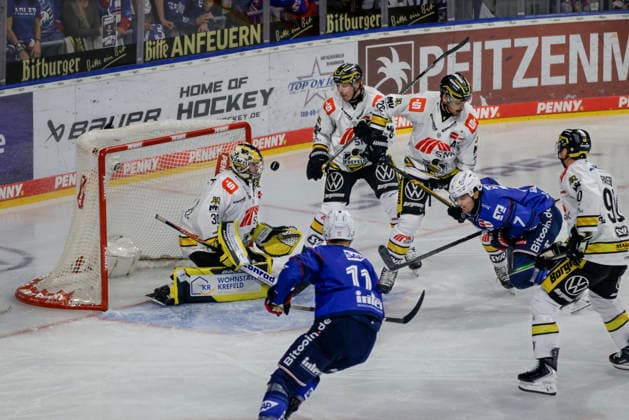 September 25, 2026, xhettx, Penny DEL Ice Hockey, Adler Mannheim vs. Krefeld Pinguine; Juha Jatkola (Krefeld Pinguine), 32, blocks the shot