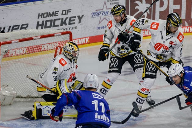 September 25, 2026, xhettx, Penny DEL Ice Hockey, Adler Mannheim vs. Krefeld Pinguine; Juha Jatkola (Krefeld Pinguine), 32, blocks the shot