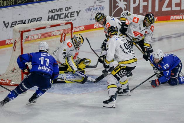 September 25, 2026, xhettx, Penny DEL Ice Hockey, Adler Mannheim vs. Krefeld Pinguine—lots of action in front of Juha Jatkola s net, Krefeld Pinguine, 32