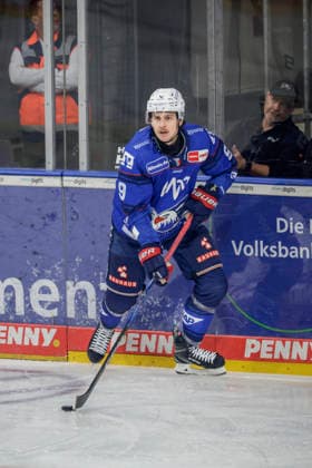 September 25, 2026, xhettx, Penny DEL Ice Hockey, Adler Mannheim vs. Krefeld Pinguine; Leon Gawanke (Adler Mannheim) is 9 feet away from the puck behind his own net