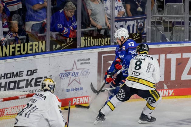 September 25, 2026, xhettx, Penny DEL ice hockey, Adler Mannheim vs. Krefeld Pinguine; Patrick Brown (Adler Mannheim) is 38th to reach the puck ahead of Maxwell Gildon (Krefeld Pinguine), 8