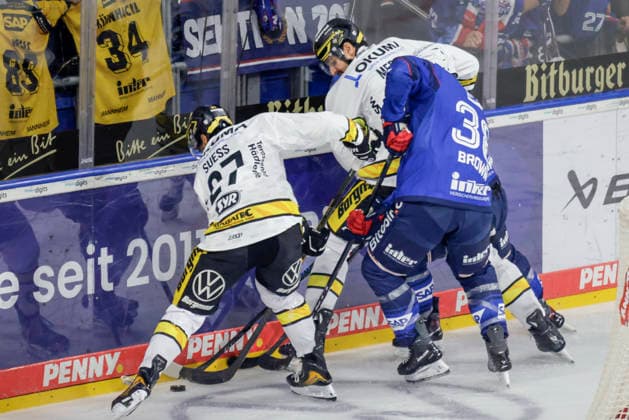 September 25, 2026, xhettx, Penny DEL hockey, Adler Mannheim vs. Krefeld Pinguine; from left: C. J. Suess of the Krefeld Pinguine, 27, and Patrick Brown of Adler Mannheim, 38, battling for the puck along the boards