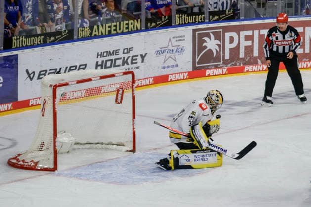 September 25, 2026, xhettx, Penny DEL Ice Hockey, Adler Mannheim vs. Krefeld Pinguine, from left: Juha Jatkola, Krefeld Pinguine, 32, with a save