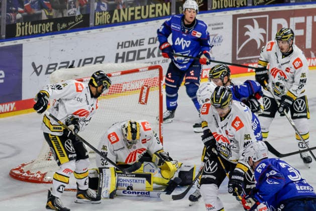 September 25, 2026, xhettx, Penny DEL Ice Hockey, Adler Mannheim vs. Krefeld Pinguine; Juha Jatkola (Krefeld Pinguine), No. 32, once again keeps his composure and blocks the puck