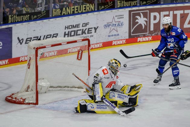 September 25, 2026, xhettx, Penny DEL Ice Hockey, Adler Mannheim vs. Krefeld Pinguine; Juha Jatkola (Krefeld Pinguine), 32, makes another great save