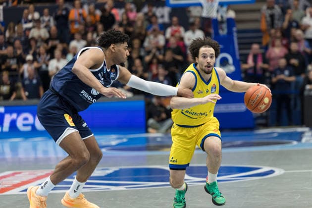 Kostja Mushidi MBC, 10, Isaiah Moses Jena, 11, Syntainics MBC vs. Science City Jena, BBL, Men s Basketball, 1st Bundesliga, Matchday 2, 2026–27 Season, September 25, 2026, Weißenfels Stadthalle, Saxony-Anhalt, Germany