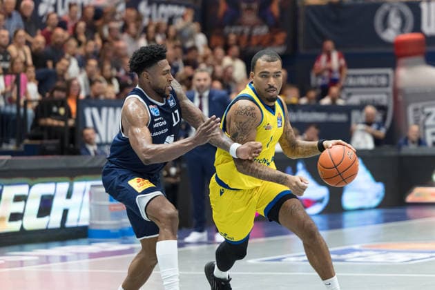 Anthony Gaines MBC, 11, Pierre Brooks II Jena, 1, Syntainics MBC vs. Science City Jena, BBL, Men s Basketball, 1st Bundesliga, Matchday 2, 2026–27 Season, September 25, 2026, Weißenfels Stadthalle, Saxony-Anhalt, Germany
