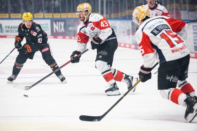 Brandon Biro, Loewen Frankfurt, 10; Greg Meireles, Nuremberg Ice Tigers, 43 (GER); Loewen Frankfurt vs. Nuremberg Ice Tigers, ice hockey, Penny DEL, Matchday 3, 2026–2027 season, September 25, 2026 Eibner Press Photo Attila Ziga GER, Frankfurt Lions vs. Nuremberg Ice Tigers, Ice Hockey, Penny DEL, Matchday 3, 2026–2027 Season, September 25, 2026 Frankfurt Copyright: xEibner-Pressefotox EP_AZA