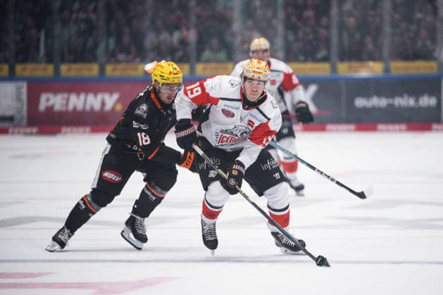 Eric Uba, Löwen Frankfurt, 18, Austin Magera, Nuremberg Ice Tigers, 19 (GER), Löwen Frankfurt vs. Nuremberg Ice Tigers, ice hockey, Penny DEL, Matchday 3, 2026–2027 season, September 25, 2026 Eibner Press Photo Attila Ziga GER, Löwen Frankfurt vs. Nuremberg Ice Tigers, Ice Hockey, Penny DEL, Matchday 3, 2026–2027 Season, September 25, 2026 Frankfurt Copyright: xEibner-Pressefotox EP_AZA
