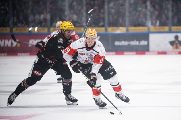 Eric Uba, Löwen Frankfurt, 18, Austin Magera, Nuremberg Ice Tigers, 19 (GER), Löwen Frankfurt vs. Nuremberg Ice Tigers, ice hockey, Penny DEL, Matchday 3, 2026–2027 season, September 25, 2026 Eibner Press Photo Attila Ziga GER, Löwen Frankfurt vs. Nuremberg Ice Tigers, Ice Hockey, Penny DEL, Matchday 3, 2026–2027 Season, September 25, 2026 Frankfurt Copyright: xEibner-Pressefotox EP_AZA