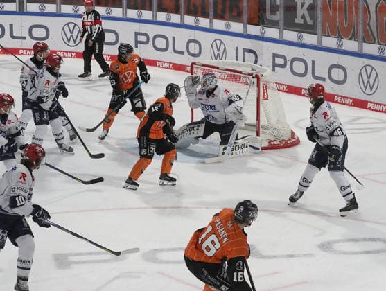 Here, Tommy Pasanen of the Grizzlys Wolfsburg scores the 1-1 goal in the 2026-2027 DEL season: Grizzlys Wolfsburg vs. Schwenninger Wild Wings