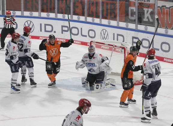 Here, Tommy Pasanen of the Grizzlys Wolfsburg scores the 1-1 goal in the 2026-2027 DEL season: Grizzlys Wolfsburg vs. Schwenninger Wild Wings