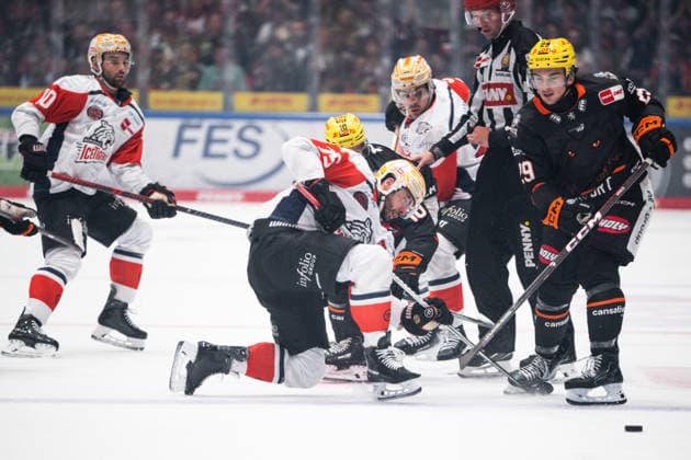Nikolaus Heigl, Nuremberg Ice Tigers, 15; Anthony Romano, Löwen Frankfurt, 29 (GER); Löwen Frankfurt vs. Nuremberg Ice Tigers, ice hockey, Penny DEL, Matchday 3, 2026–2027 season, September 25, 2026, Eibner Press Photo, Attila Ziga (GER), Loewen Frankfurt vs. Nuremberg Ice Tigers, Ice Hockey, Penny DEL, Matchday 3, 2026–2027 Season, September 25, 2026, Frankfurt Copyright: xEibner-Pressefotox EP_AZA