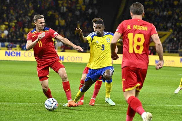 Romania s Louis Munteanu and Sweden s Alexander Isak during the Nations League soccer match, League B Group 4, between Sweden and Romania at Strawberry Arena, Stockholm, Sweden, on September 25, 2026 STOCKHOLM SWEDEN x10090x  Copyright: xClaudioxBresciani TTx NATIONS LEAGUE SWEDEN-ROMANIA