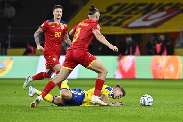 Romania s Radu Dragu?in and Sweden s Viktor Gyökeres fall during the Nations League soccer match, League B Group 4, between Sweden and Romania at Strawberry Arena, Stockholm, Sweden, on September 25, 2026 STOCKHOLM SWEDEN x10090x  Copyright: xClaudioxBresciani TTx NATIONS LEAGUE SWEDEN-ROMANIA