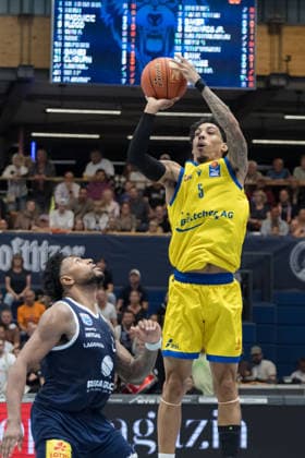 Anthony Gaines MBC, 11, Terrence Edwards Jr. Jena, 5, Syntainics MBC vs. Science City Jena, BBL, Men s Basketball, 1st Bundesliga, Matchday 2, 2026–27 Season, September 25, 2026, Weißenfels Stadthalle, Saxony-Anhalt, Germany