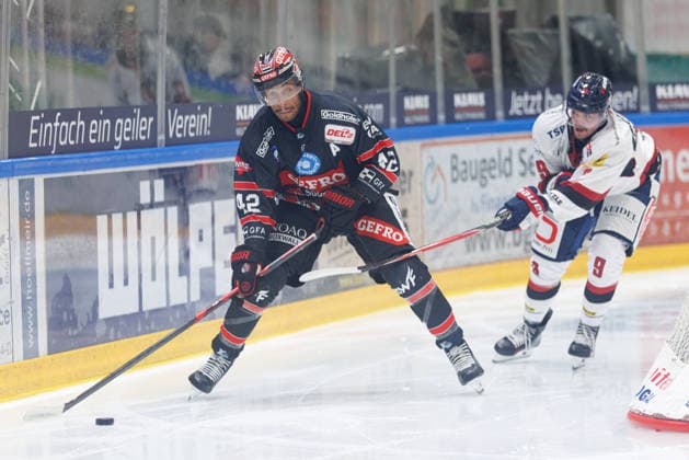 Jamal Watson 42, ECDC Memmingen Indians, with Nikolas Linsenmaier 9, EHC Freiburg, in the background during the game between the ECDC Memmingen Indians and EHC Freiburg, ice hockey, men s, DEL2, 2026–2027, Matchday 3 on September 25, 2026, in Memmingen, Kutter Arena, Bavaria, Germany