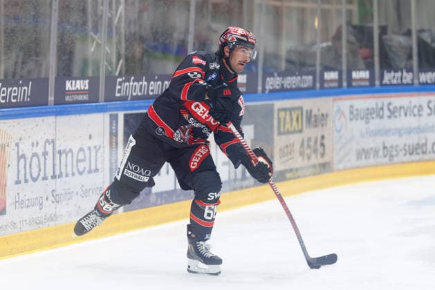 Leon van der Linde, 66, ECDC Memmingen Indians, during the game between the ECDC Memmingen Indians and EHC Freiburg, ice hockey, men s, DEL2, 2026–2027, Matchday 3 on September 25, 2026, in Memmingen, Kutter Arena, Bavaria, Germany