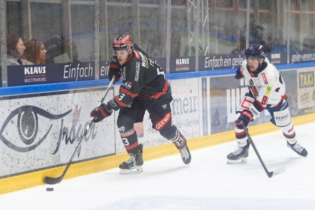 Leon Fern 13, ECDC Memmingen Indians, with Cole Gallant 98, EHC Freiburg, in the background during the game between the ECDC Memmingen Indians and EHC Freiburg, ice hockey, men s, DEL2, 2026–2027, Matchday 3 on September 25, 2026, in Memmingen, Kutter Arena, Bavaria, Germany
