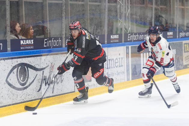 Leon Fern 13, ECDC Memmingen Indians, with Cole Gallant 98, EHC Freiburg, in the background during the game between the ECDC Memmingen Indians and EHC Freiburg, ice hockey, men s, DEL2, 2026–2027, Matchday 3 on September 25, 2026, in Memmingen, Kutter Arena, Bavaria, Germany