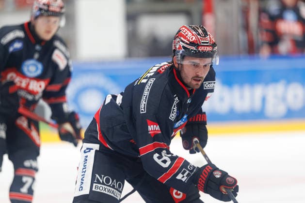 Kevin Wall, 64, of the ECDC Memmingen Indians during the game between the ECDC Memmingen Indians and EHC Freiburg, ice hockey, men s, DEL2, 2026–2027, Matchday 3 on September 25, 2026, in Memmingen, Kutter Arena, Bavaria, Germany