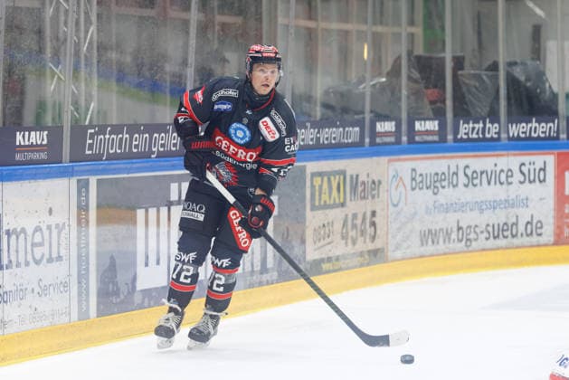 Linus Svedlund, 72, ECDC Memmingen Indians, during the game between the ECDC Memmingen Indians and EHC Freiburg, ice hockey, men s, DEL2, 2026–2027, Matchday 3 on September 25, 2026, in Memmingen, Kutter Arena, Bavaria, Germany