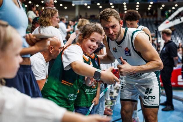 Moritz Krimmer, Gladiators Trier, with a fan, emotions, gesture, body language, facial expressions; Vet Concept Gladiators Trier vs. Telekom Baskets Bonn, basketball, easyCredit BBL, Matchday 2, 2026–2027 season, September 25, 2026 Vet Concept Gladiators Trier vs. Telekom Baskets Bonn, basketball, easyCredit BBL, Matchday 2, 2026–2027 season, September 25, 2026 Copyright: xEibnerxPressefotox EP_ANS