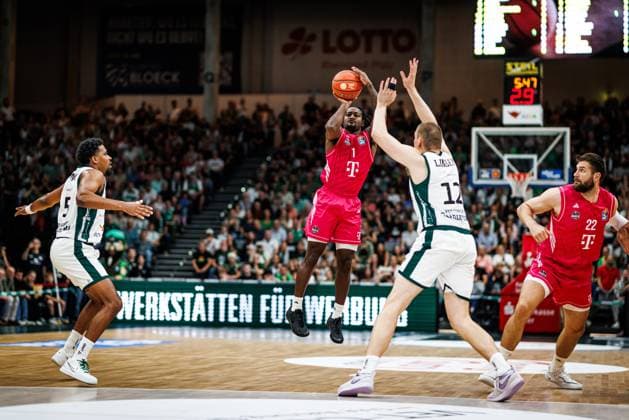 John Michael Wright of Telekom Baskets Bonn goes head-to-head with Justin Simon and Marten Linssen of the Gladiators Trier; Action: Vet Concept Gladiators Trier vs. Telekom Baskets Bonn, Basketball, easyCredit BBL, Matchday 2, 2026–2027 Season, September 25, 2026, Vet Concept Gladiators Trier vs. Telekom Baskets Bonn, Basketball, easyCredit BBL, Matchday 2, 2026–2027 Season, September 25, 2026 Copyright: xEibnerxPressefotox EP_ANS