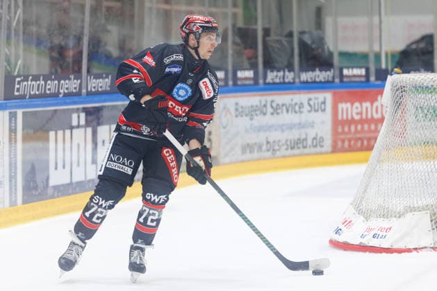 Linus Svedlund, 72, ECDC Memmingen Indians, during the game between the ECDC Memmingen Indians and EHC Freiburg, ice hockey, men s, DEL2, 2026–2027, Matchday 3 on September 25, 2026, in Memmingen, Kutter Arena, Bavaria, Germany
