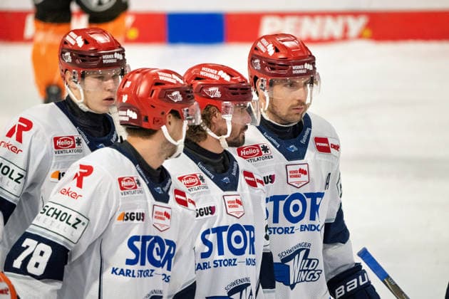Niklas Huebner, No. 78, Schwenninger Wild Wings, and teammates (GER); Grizzlys Wolfsburg vs. Schwenninger Wild Wings, ice hockey, Penny DEL, Week 3, 2026–27 season, September 25, 2026 (GER); Grizzlys Wolfsburg vs. Schwenninger Wild Wings, ice hockey, Penny DEL, Week 3, 2026–27 season, September 25, 2026, Wolfsburg Copyright: xEibner-Pressefoto DanielxREINELTx EP_DRT