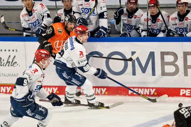 Reed Lebster 88 Schwenninger Wild Wings vs. Julian Melchiori 44 Grizzlys Wolfsburg GER, Grizzlys Wolfsburg vs. Schwenninger Wild Wings, Ice Hockey, Penny DEL, Week 3, 2026–27 Season, September 25, 2026 GER, Grizzlys Wolfsburg vs. Schwenninger Wild Wings, Ice Hockey, Penny DEL, Week 3, 2026–27 Season, September 25, 2026 Wolfsburg Copyright: xEibner-Pressefoto DanielxREINELTx EP_DRT