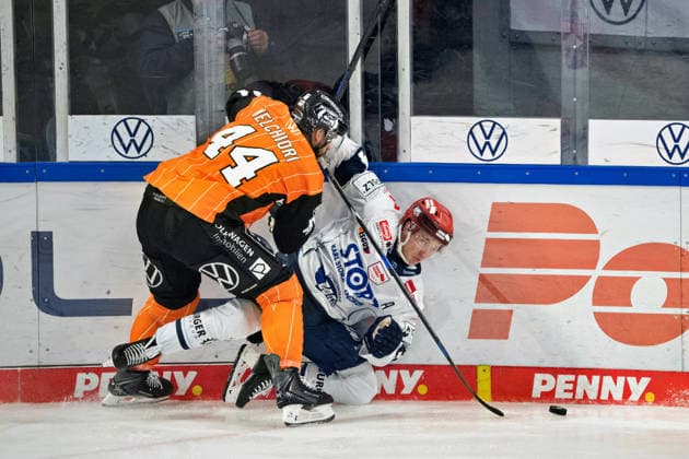 Vadim Schreiner 14 Schwenninger Wild Wings vs. Julian Melchiori 44 Grizzlys Wolfsburg GER, Grizzlys Wolfsburg vs. Schwenninger Wild Wings, Ice Hockey, Penny DEL, Week 3, 2026–27 Season, September 25, 2026 GER, Grizzlys Wolfsburg vs. Schwenninger Wild Wings, Ice Hockey, Penny DEL, Week 3, 2026–27 Season, September 25, 2026 Wolfsburg Copyright: xEibner-Pressefoto DanielxREINELTx EP_DRT