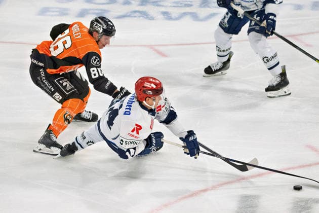 Vadim Schreiner 14, Schwenninger Wild Wings vs. Tyler Morley 86, Grizzlys Wolfsburg (GER), Grizzlys Wolfsburg vs. Schwenninger Wild Wings, Ice Hockey, Penny DEL, Week 3, 2026–27 Season, September 25, 2026 (GER), Grizzlys Wolfsburg vs. Schwenninger Wild Wings, Ice Hockey, Penny DEL, Week 3, 2026–27 Season, September 25, 2026, Wolfsburg Copyright: xEibner-Pressefoto DanielxREINELTx EP_DRT