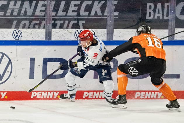 Curtis Valk 19 Schwenninger Wild Wings vs. Tommy Pasanen 16 Grizzlys Wolfsburg GER, Grizzlys Wolfsburg vs. Schwenninger Wild Wings, Ice Hockey, Penny DEL, Week 3, 2026–27 Season, September 25, 2026 GER, Grizzlys Wolfsburg vs. Schwenninger Wild Wings, Ice Hockey, Penny DEL, Week 3, 2026–27 Season, September 25, 2026 Wolfsburg Copyright: xEibner-Pressefoto DanielxREINELTx EP_DRT