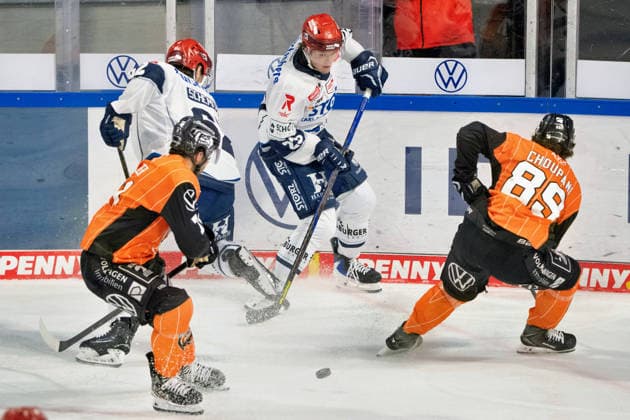 Reed Lebster 23 Schwenninger Wild Wings vs. Matt Choupani 89 Grizzlys Wolfsburg GER, Grizzlys Wolfsburg vs. Schwenninger Wild Wings, Ice Hockey, Penny DEL, Week 3, 2026–27 Season, September 25, 2026 GER, Grizzlys Wolfsburg vs. Schwenninger Wild Wings, Ice Hockey, Penny DEL, Week 3, 2026–27 Season, September 25, 2026 Wolfsburg Copyright: xEibner-Pressefoto DanielxREINELTx EP_DRT