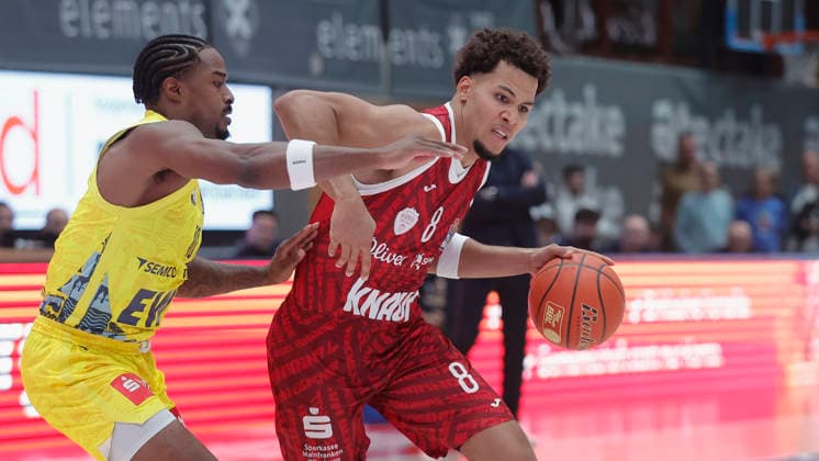 Pictured from left: Nate Johnson of EWE Baskets Oldenburg vs. Brandon Tischler of Wuerzburg Baskets, 8 am Ball, September 25, 2026, Fitness First Würzburg Baskets vs. EWE Baskets Oldenburg, easyCredit BBL, Matchday 2, Germany, 97072, tectake Arena Würzburg, Copyright: HMBxMedia xJulienxBecker